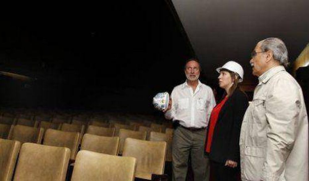 Vidal recorri� obras de restauraci�n del Teatro San Mart�n