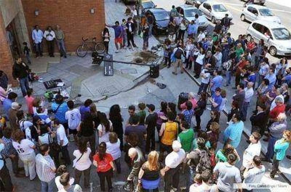 Vecinos y ex-combatientes de Malvinas repudiaron el cambio de nombre calle "2 de abril" por Inglaterra