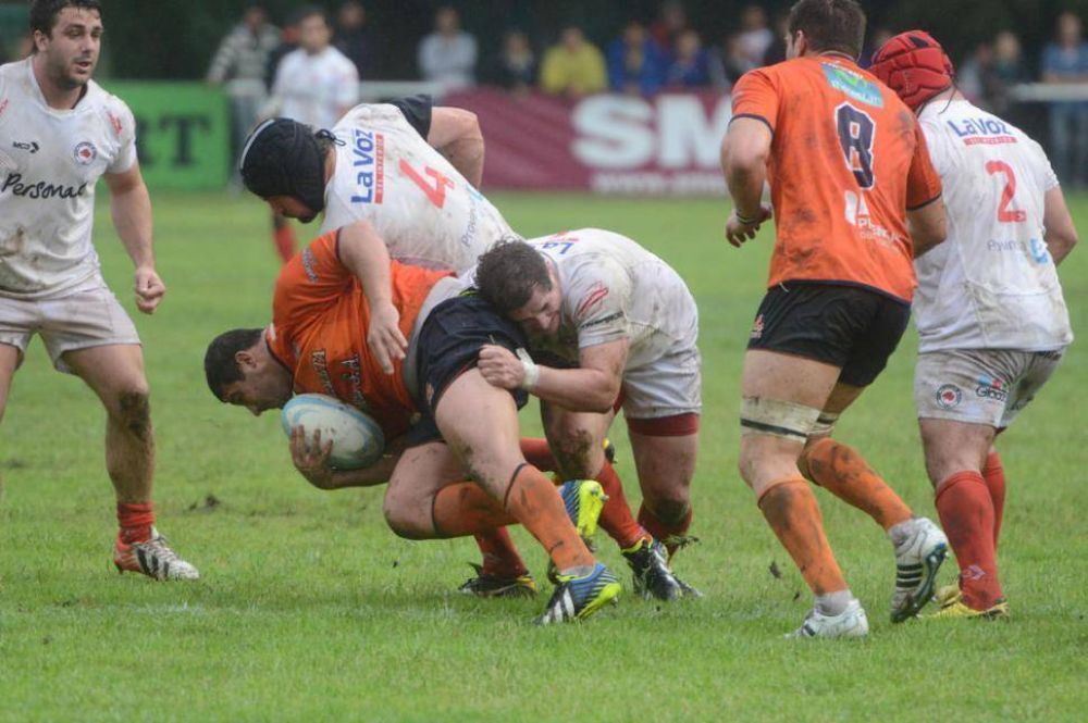 Tackleando bajo la lluvia