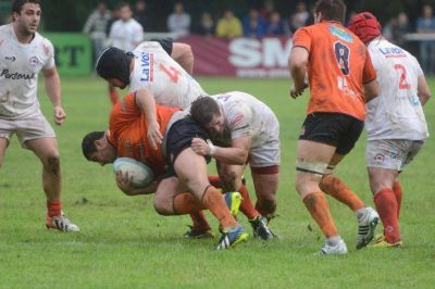 Tackleando bajo la lluvia