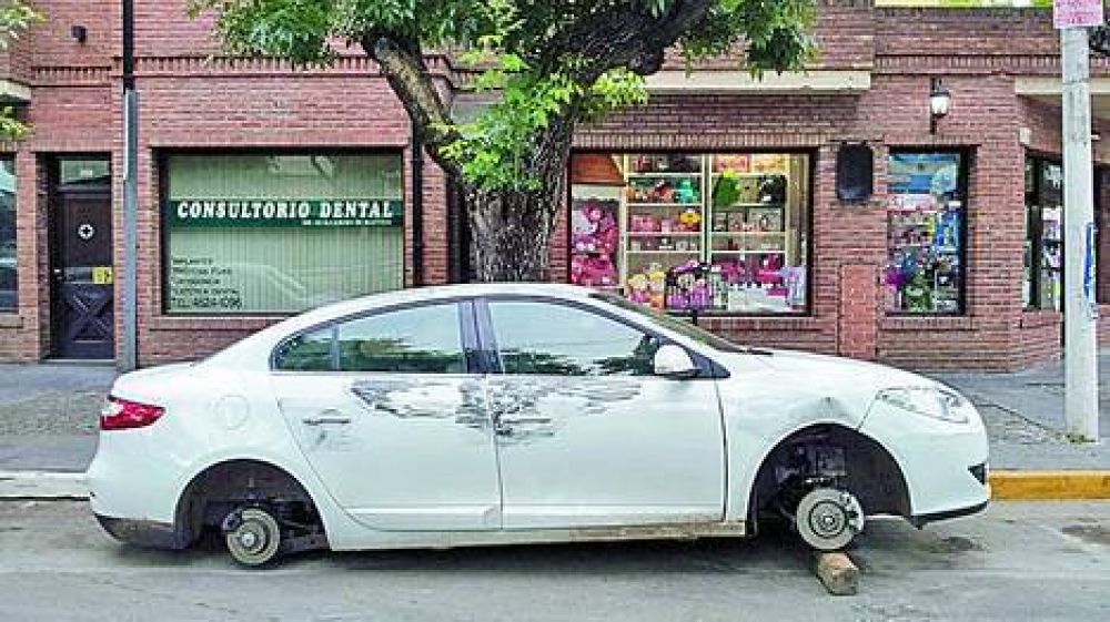 Hallan el cuerpo de un empresario, asesinado adentro de su propio auto