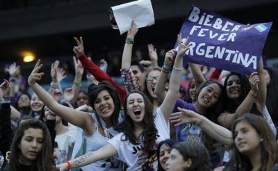 Justin Bieber hizo delirar a sus fans arriba y abajo del escenario