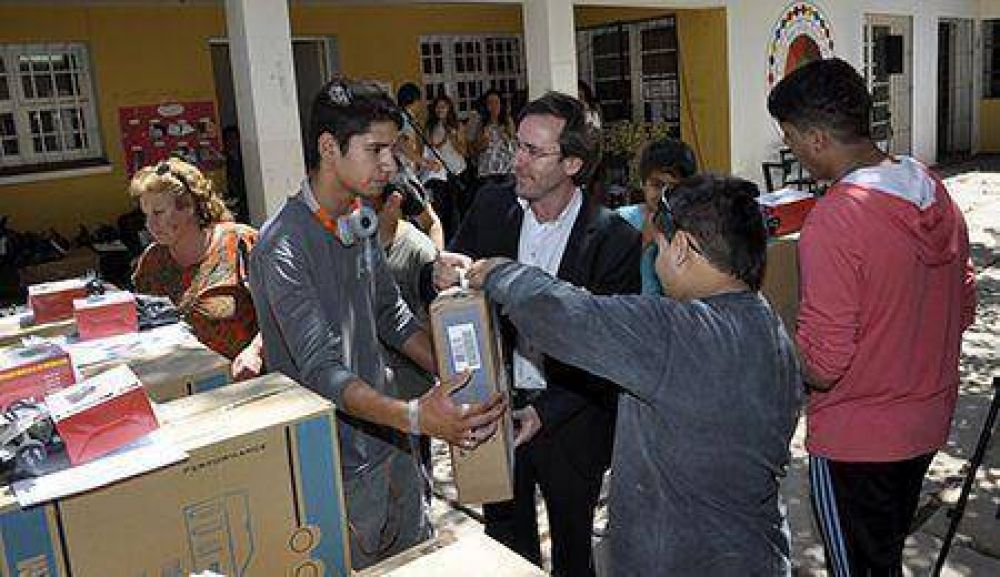 Desarrollo Social entreg� ropa e insumos inform�ticos a hogares de DINAF