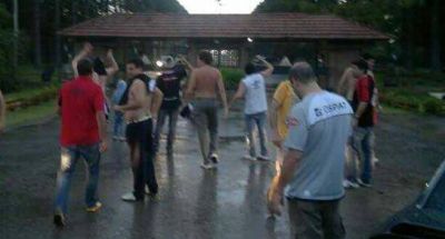 Hinchas de Col�n protestaron en el country donde vive Lerche