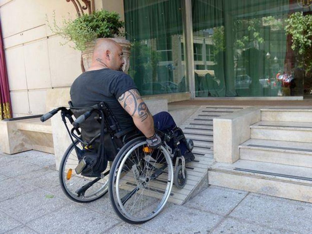 La odisea de los discapacitados: acceder a edificios del centro