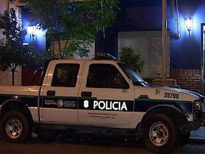 Asesinan a un polic�a bonaerense frente a su esposa
