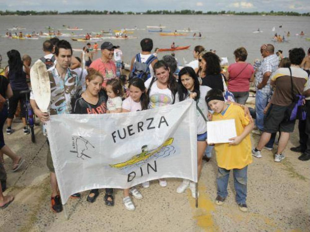 Una caravana de kayaks reclam� m�s solidaridad y responsabilidad por el accidente de Santos