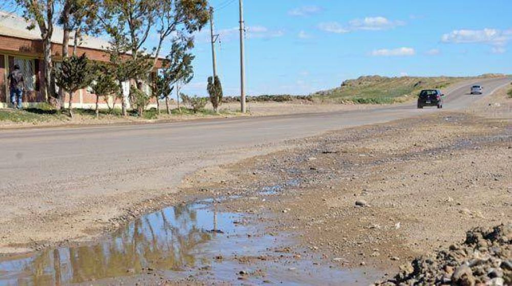 En el Stella Maris reclaman por derrames cloacales que recorren el camino Per�n