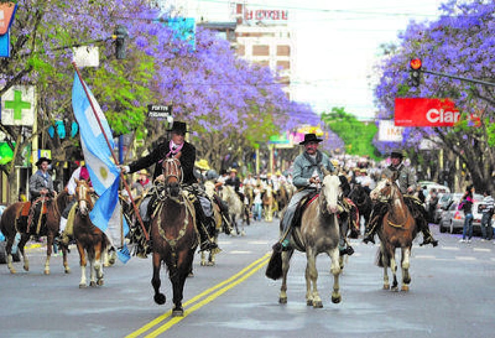 Desfile por los festejos del D�a de la Tradici�n