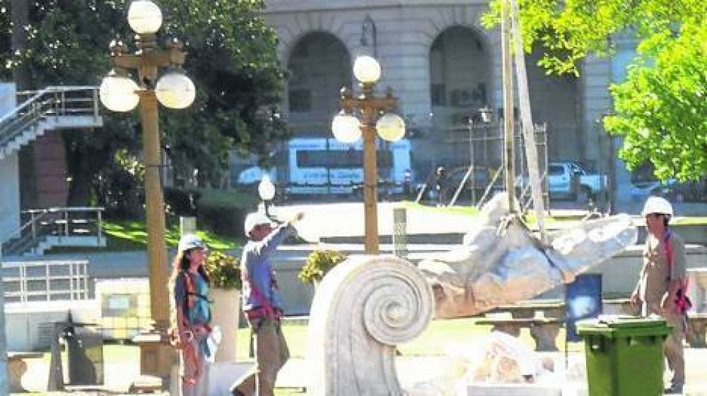 Detrs de la Rosada, siguen desarmando la estatua de Coln