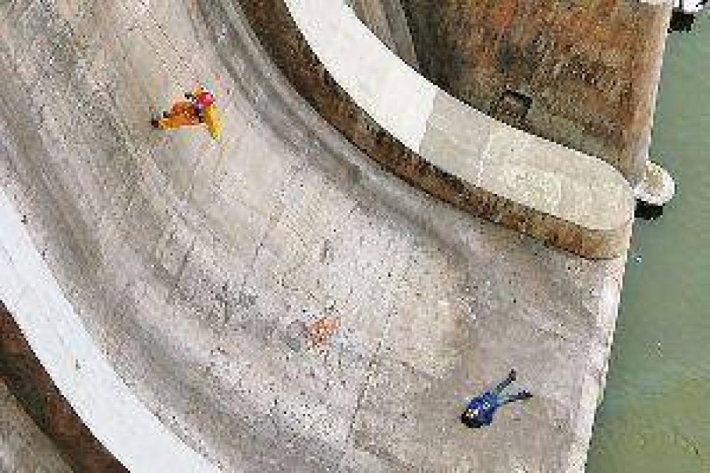 Adolescente quiso quitarse la vida y se arroj� al vertedero del dique Frontal