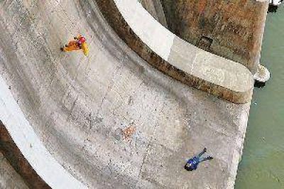 Adolescente quiso quitarse la vida y se arroj� al vertedero del dique Frontal