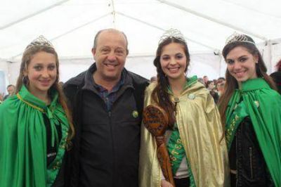 El intendente de Mar Chiquita, Jorge Paredi, visit� la VI Fiesta del Cordero Costero