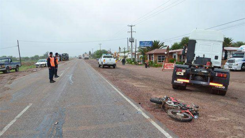 Joven motociclista sufre graves heridas al embestir un cami�n en la Ruta 34