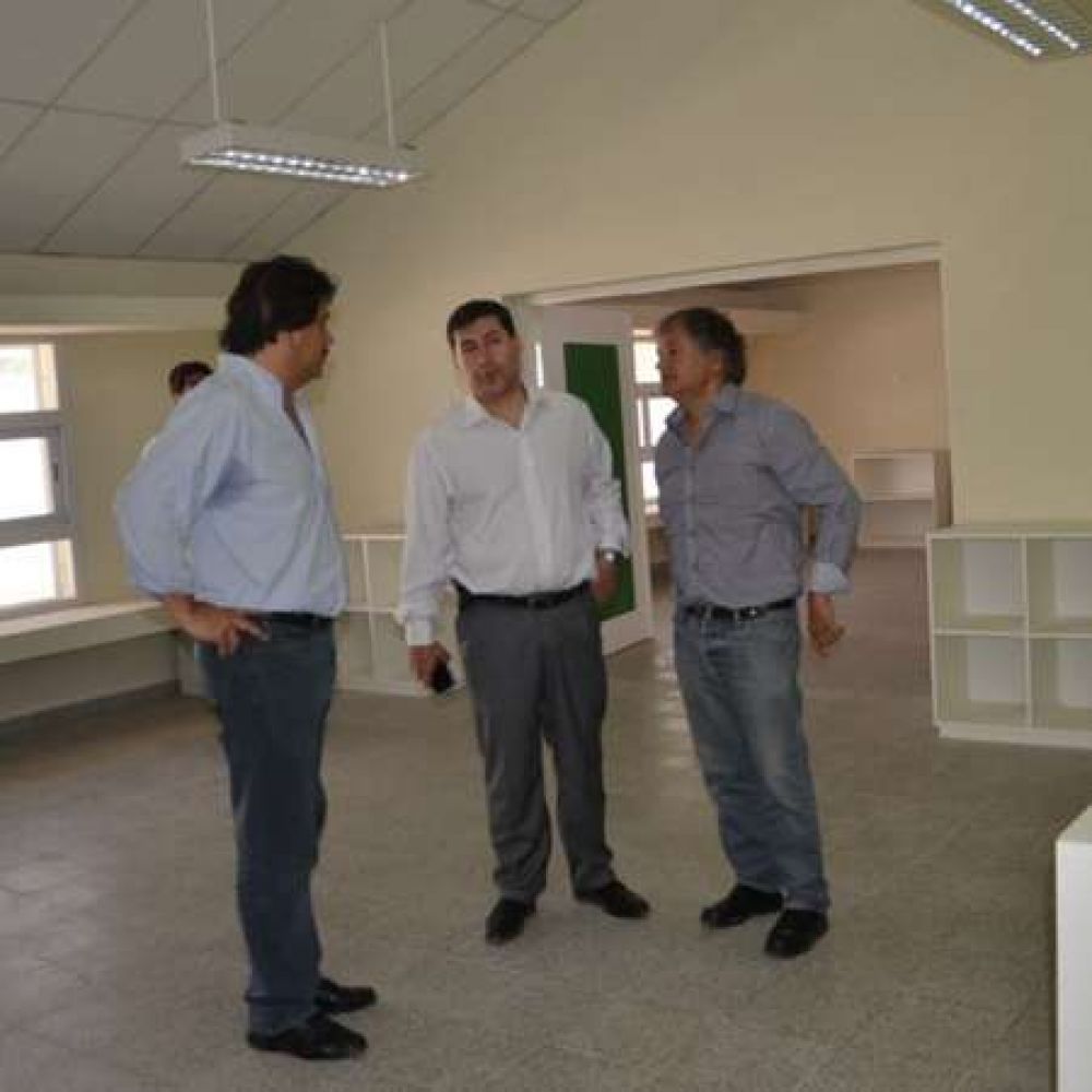 Casas y Bosetti visitaron el nuevo edificio del jard�n de infantes del B� Infanter�a II
