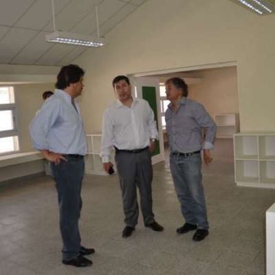 Casas y Bosetti visitaron el nuevo edificio del jard�n de infantes del B� Infanter�a II