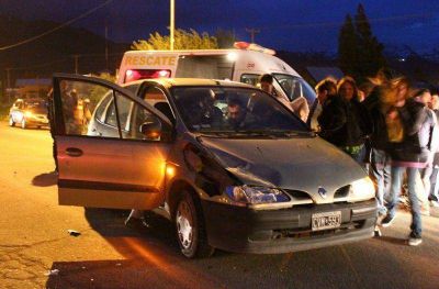 Conductor de una camioneta impact� a otro auto y se dio a la fuga