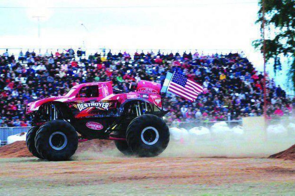 Una multitud disfrut� del show del Monster Truck