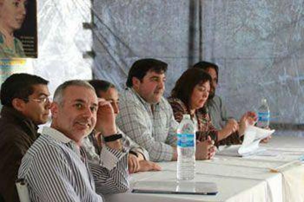 EL CONGRESO DEL PJ APUNT� A CAMBIOS EN EL GABINETE DE PERALTA