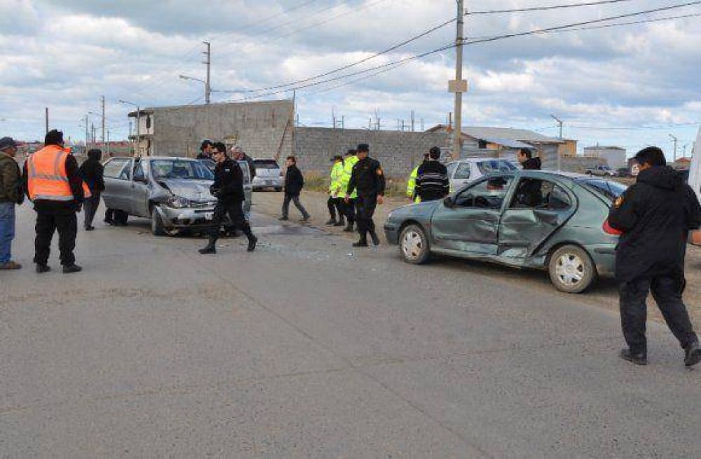 Gir� en �U� para evitar un control policial y fue chocado por otro autom�vil