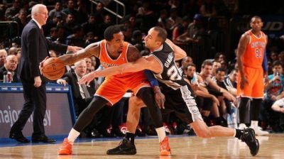 Gin�bili le gan� el duelo de argentinos a Prigioni en la NBA