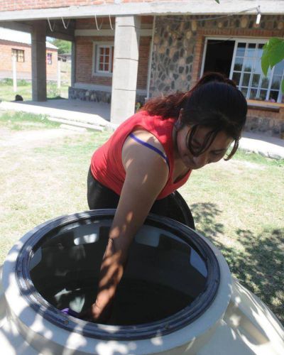 Viven a metros del agua, pero a sus casas no llega ni una gota