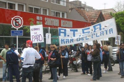 Trabajadores de la salud reclaman pago de sueldos al Sanatorio Belgrano de Mar del Plata