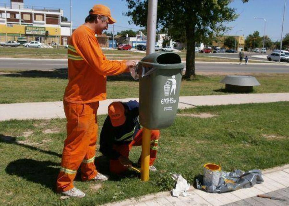 Colocaron 17 cestos papeleros en la avenida Pedro Luro
