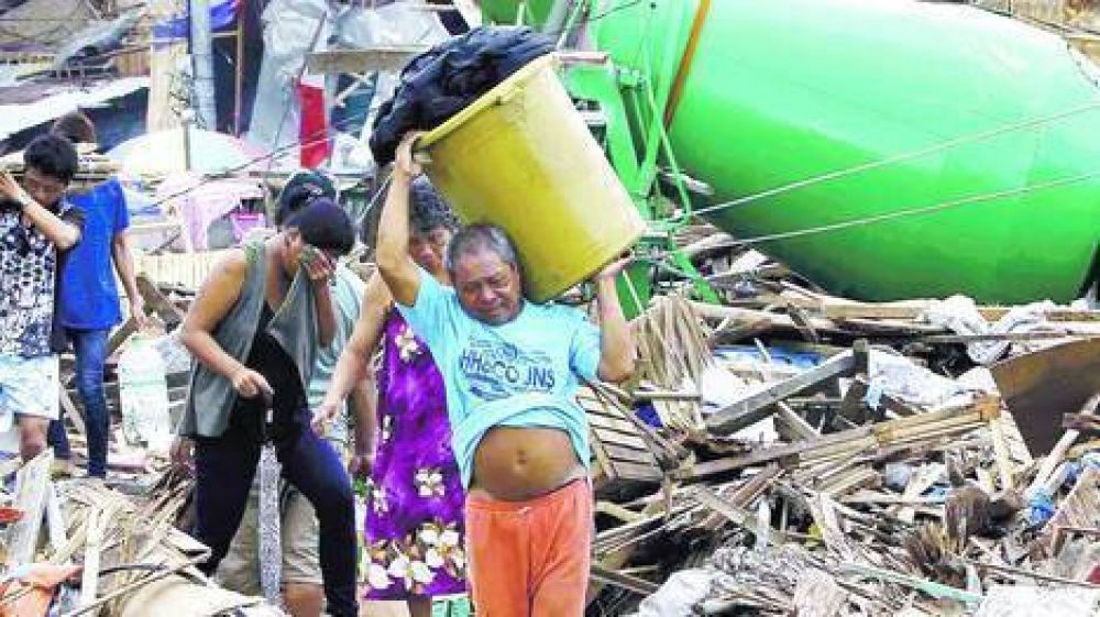 Filipinas: los sobrevivientes del tifón suplican por agua y comida