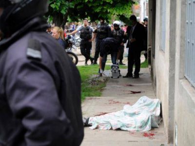 Asalt� un autoservicio, se tirote� con polic�as en la huida y muri�