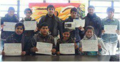 El gobierno mantiene becas a hijos de peque�os productores para que sigan sus estudios Superior