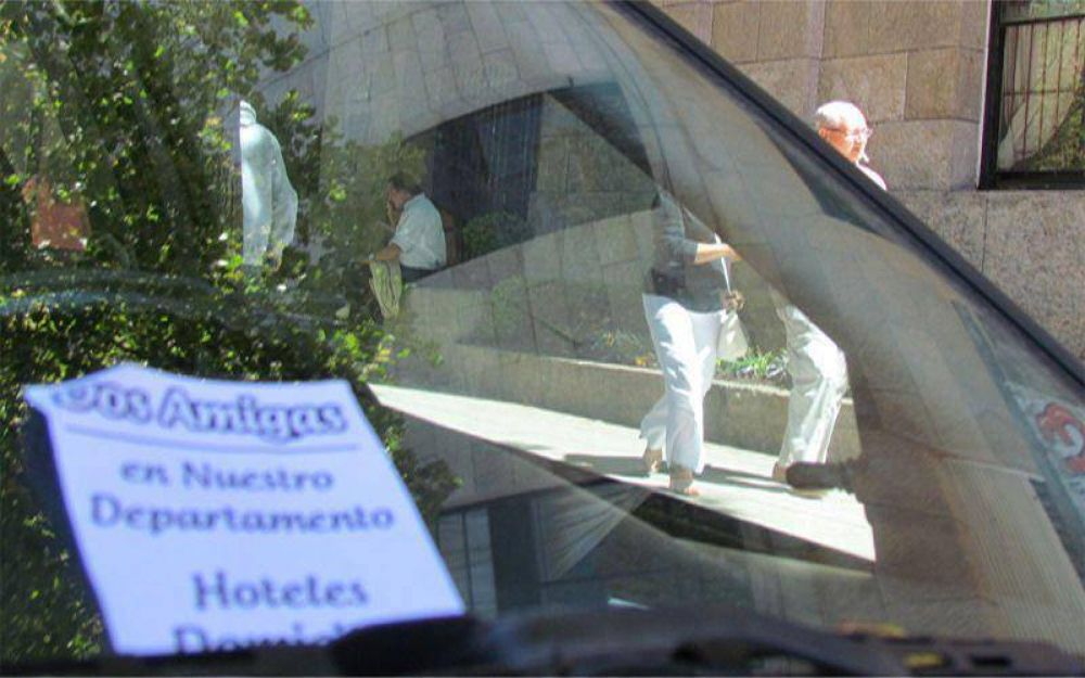 Reparten nuevamente volantes con publicidad sobre oferta sexual