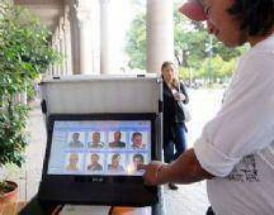 El pa�s reconoci� lo efectivo, seguro e innovador del sistema de voto electr�nico implementado en Salta