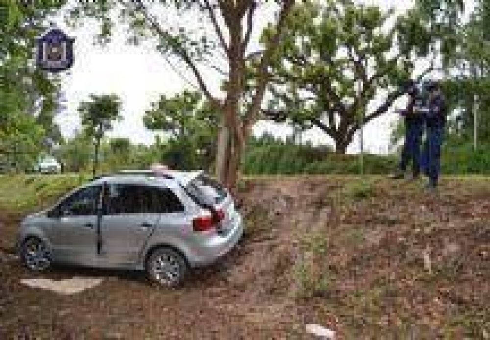 Se descompens� y choc� contra un �rbol en el acceso de Lesser, im�genes