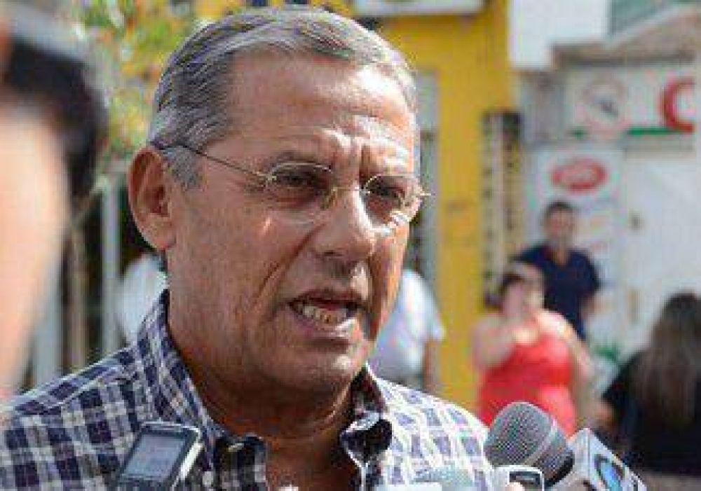 En la puerta del municipio, Quiroga fue agredido y su auto recibi� un piedrazo 
