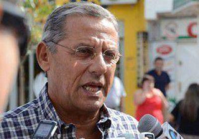 En la puerta del municipio, Quiroga fue agredido y su auto recibi� un piedrazo 