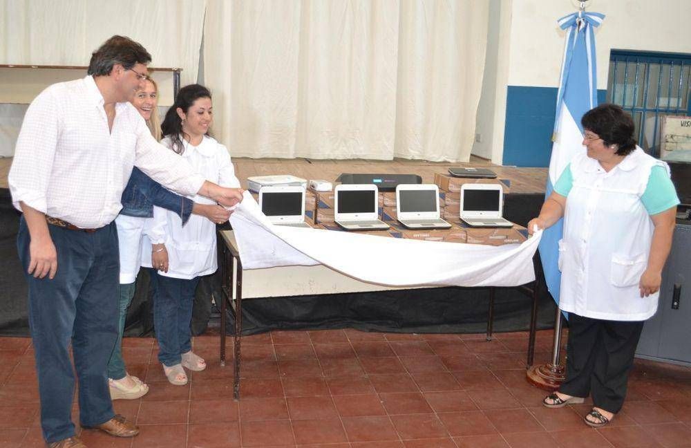 Tres escuelas de Saladillo revivieron Aulas Digitales Mviles en el marco del Programa PIIE