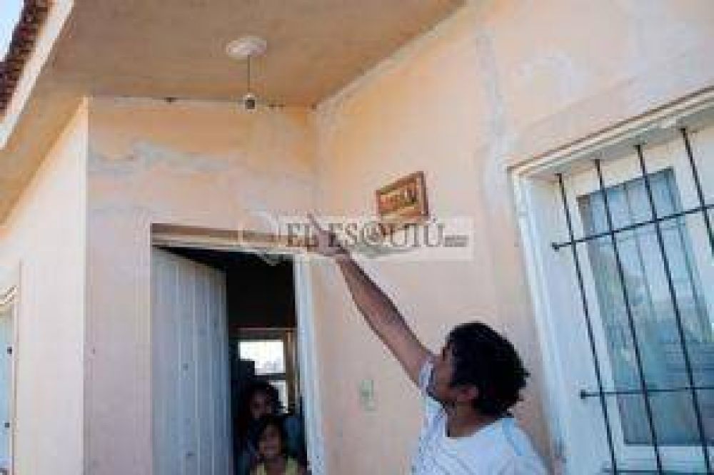 Vecinos del barrio UOCRA piden que el IPV repare da�os en las viviendas