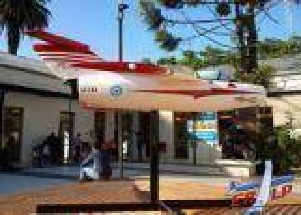 La Plata: El s�bado, instalaci�n de la maqueta Pulqui II como muestra hist�rica en el Aero Club