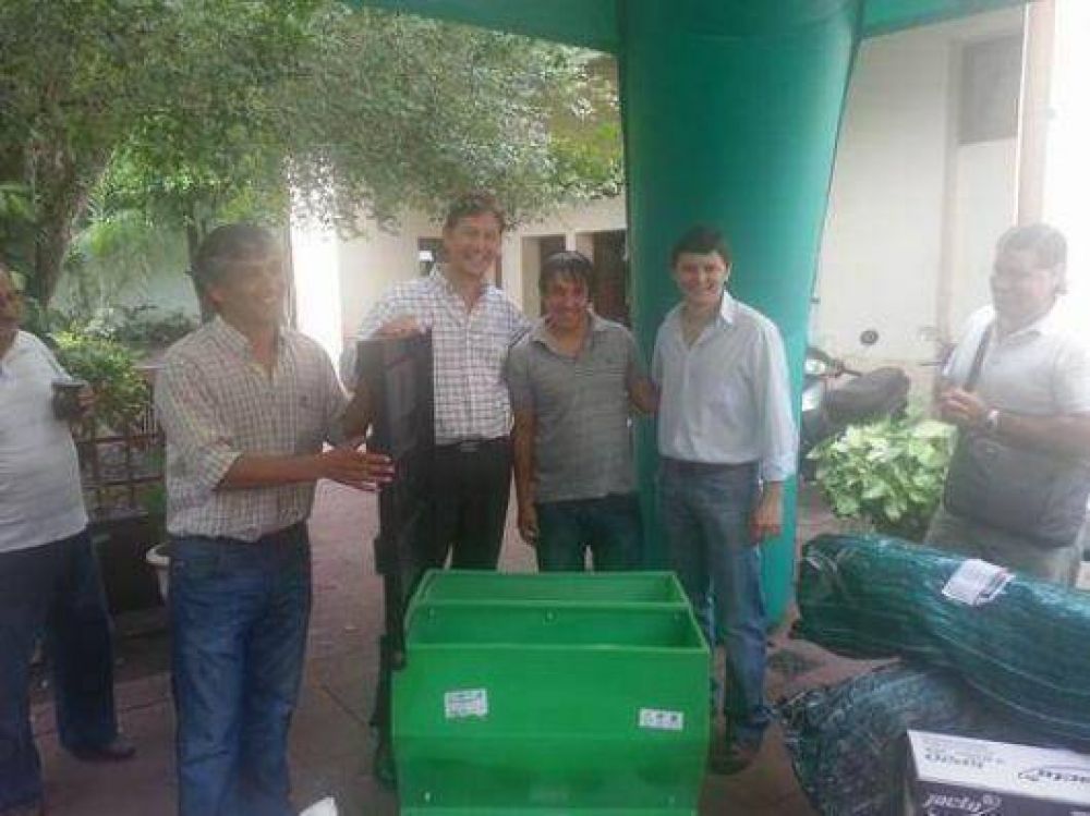 Entrega de insumos para peque�os productores