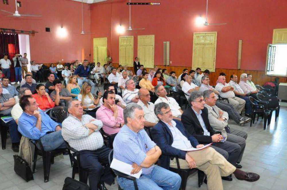 �Pasan cables sobre nosotros mientras nos alumbramos con velas�