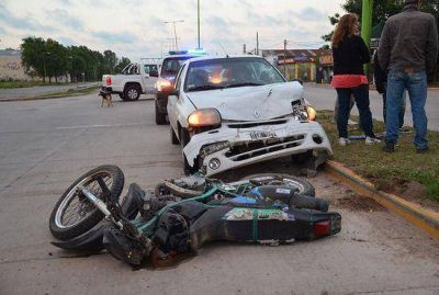 Motociclista herido en un nuevo choque entre moto y auto