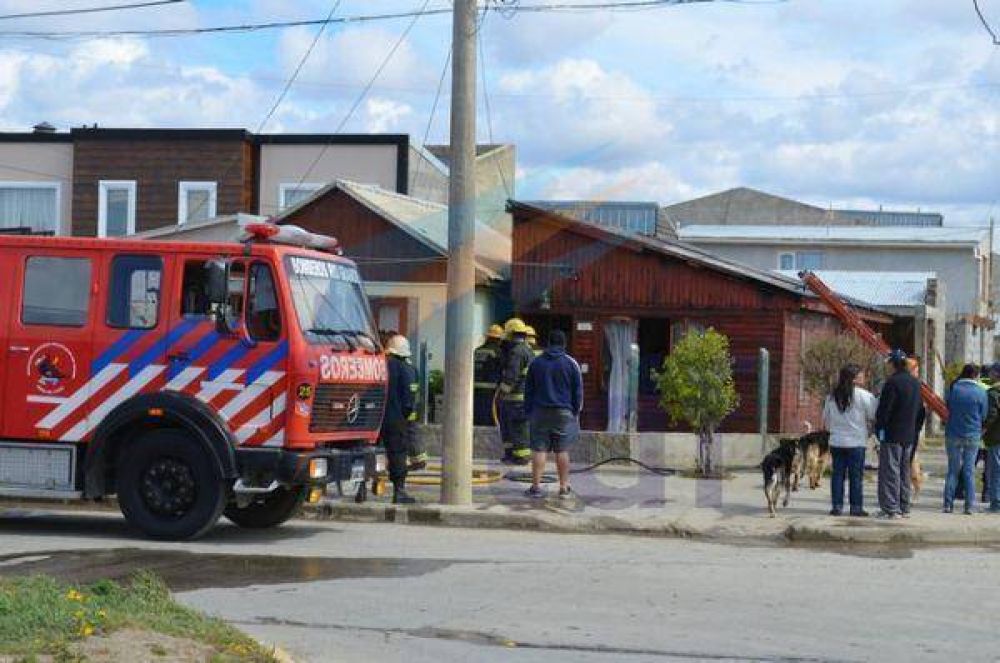 Se incendi� una casa y sus moradores se pelearon con los bomberos