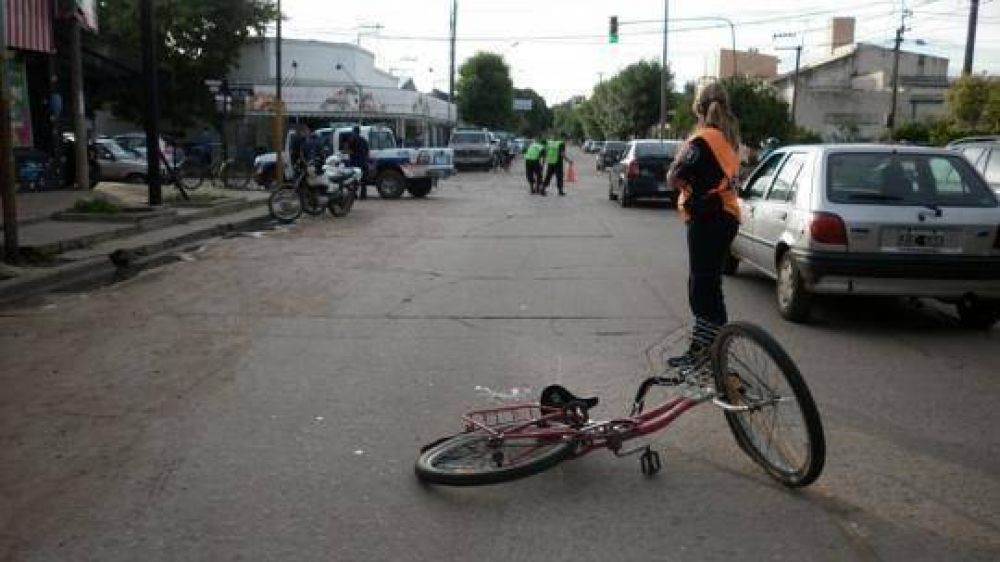 Un ciclista embestido por una moto que circulaba a mucha velocidad