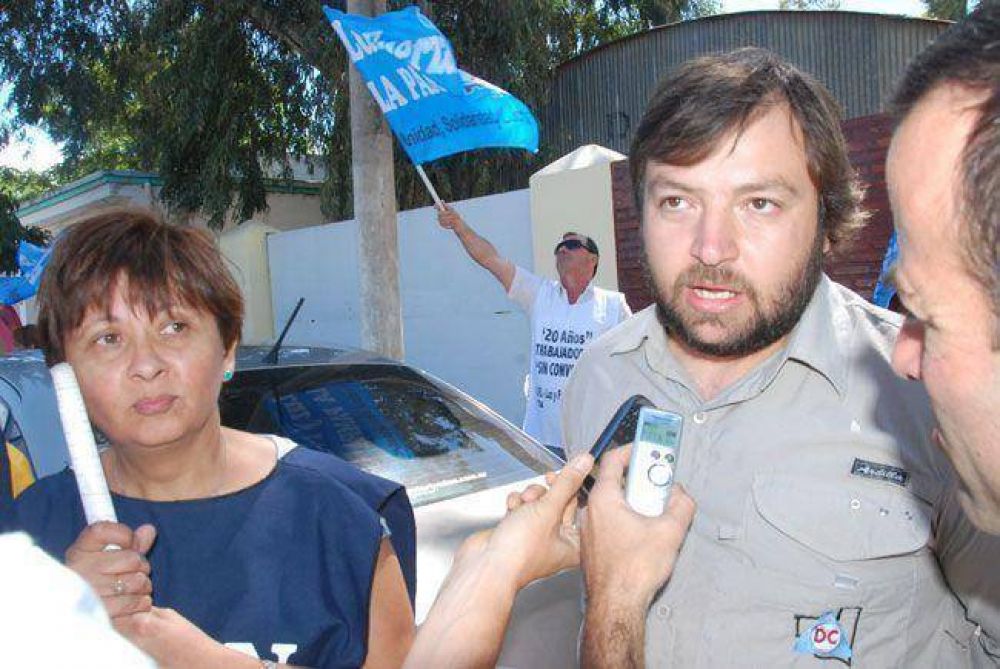 Protesta de los trabajadores de Defensa Civil