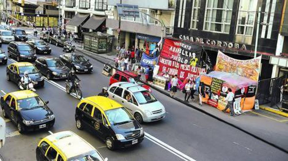 Un ins�lito acampe complica el tr�nsito desde hace un mes