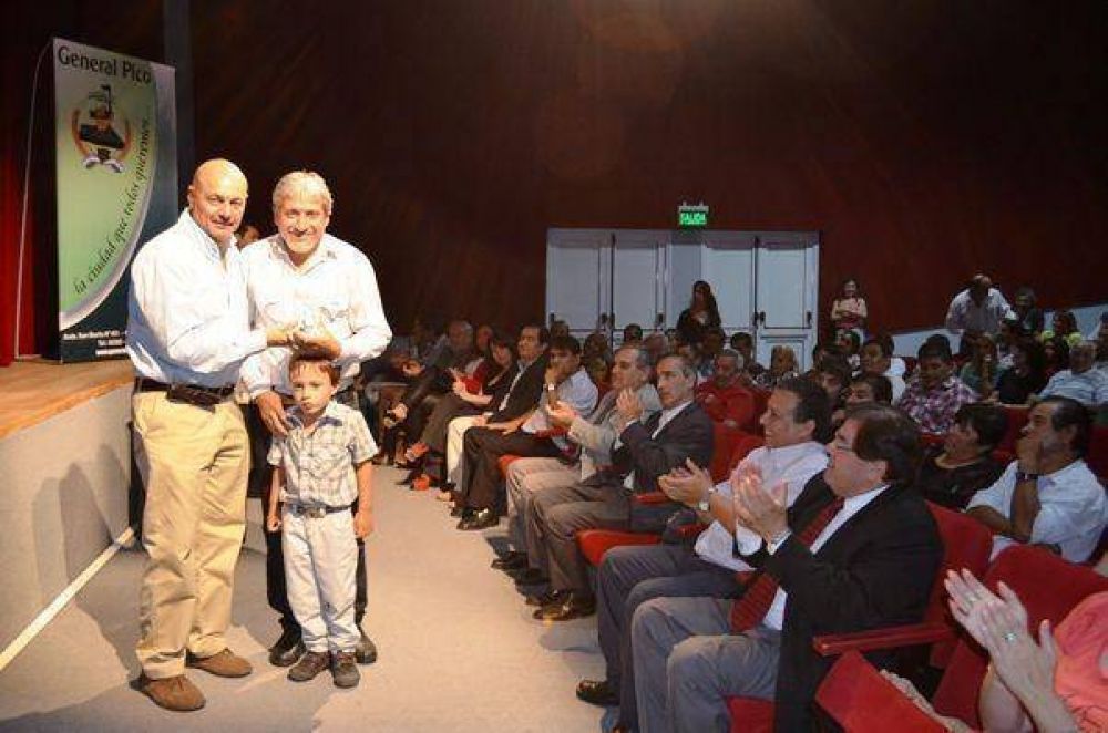 Rainone reconoci� a empleados con 25 a�os de servicio
