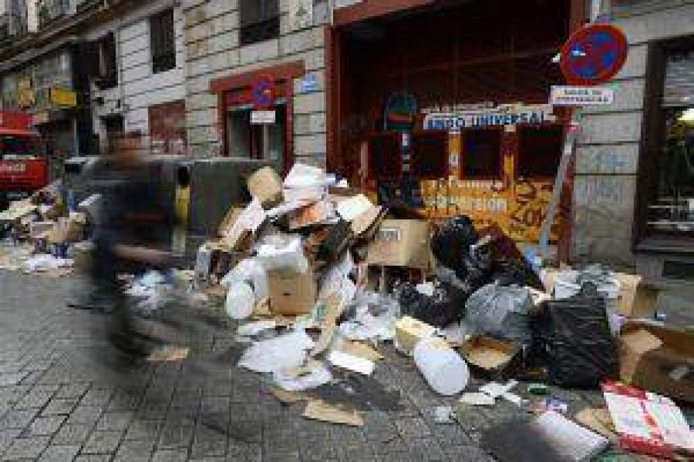 Madrid, una gran monta�a de basura por una protesta de los recolectores