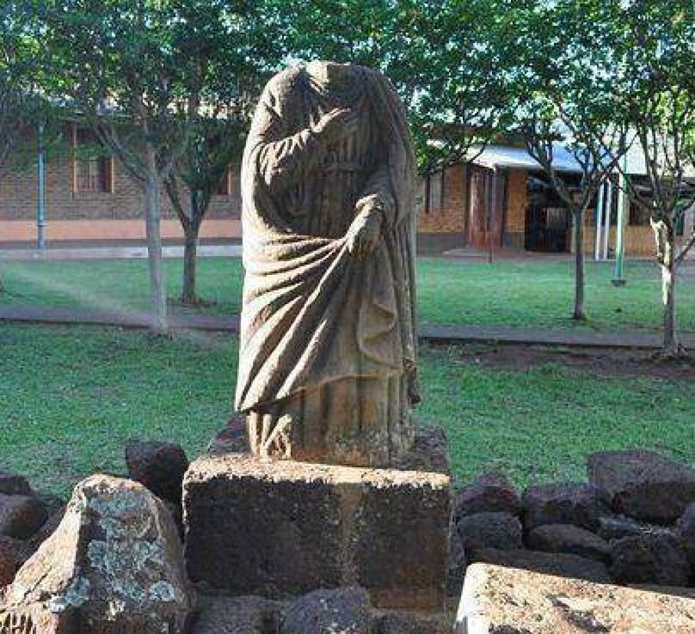 Aseguran que la estatua que est� en Ap�stoles pertenece a Concepci�n y que la van a recuperar