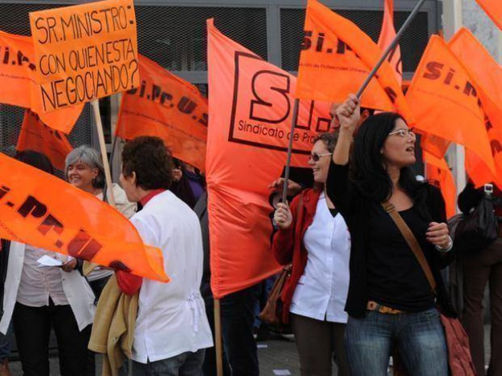 Profesionales de la Salud reclaman aumento salarial y marchan al Hospital Provincial